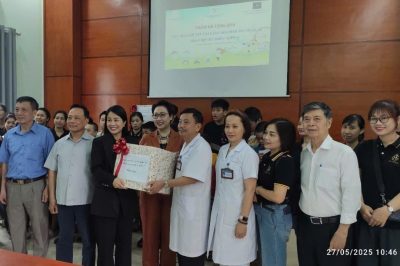 Tặng quà trẻ em khuyết tật tại Trường PTCS Nguyễn Đình Chiểu và Làng Hòa bình Thanh Xuân